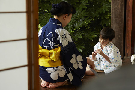 暑假奶奶和孙子在院子里玩耍图片