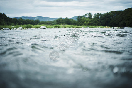 山涧河流图片