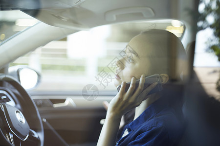 汽车驾驶位打电话的女白领图片