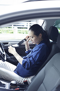 汽车座位上系安全带的女性背景图片