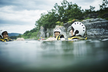 男女在河里玩耍头盔高清图片素材