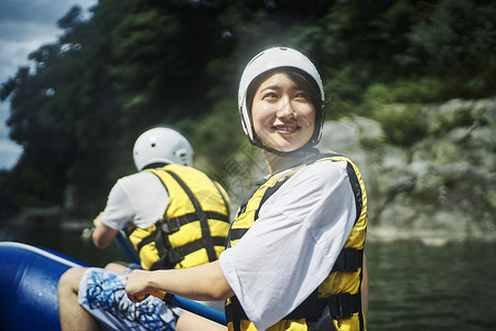 皮划艇上的年轻女性图片