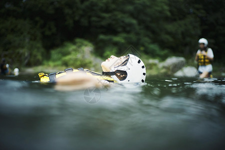穿着救生衣在水里浮着的女青年t恤高清图片素材