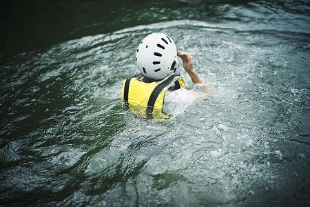 穿着救生衣在水里浮着的年轻人乐趣高清图片素材