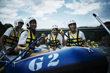 皮划艇上的四个年轻人图片