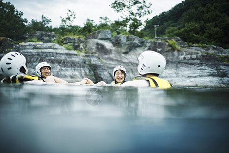 旅游男女在河里玩耍笑脸高清图片素材