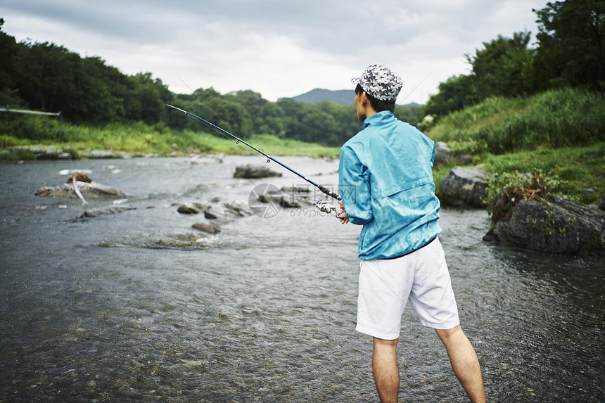 男青年河边钓鱼图片