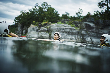 男女青年河里游泳玩耍旅途高清图片素材