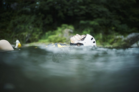 漂流时下河游泳的男女青年活动高清图片素材