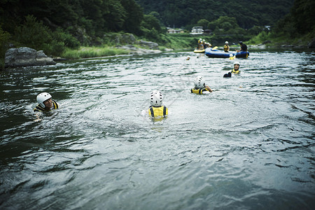 男女在河里玩耍漂流高清图片素材
