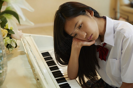 在家弹钢琴的女孩图片