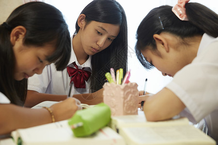 集中精力在家学习的学生图片