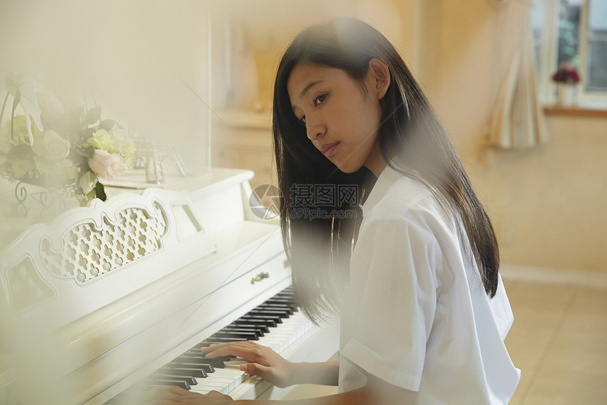 弹钢琴十分苦恼的高中生图片