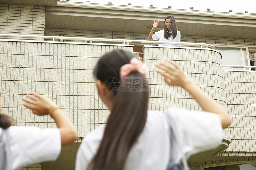 去朋友家玩耍的女高中生们招手打招呼图片