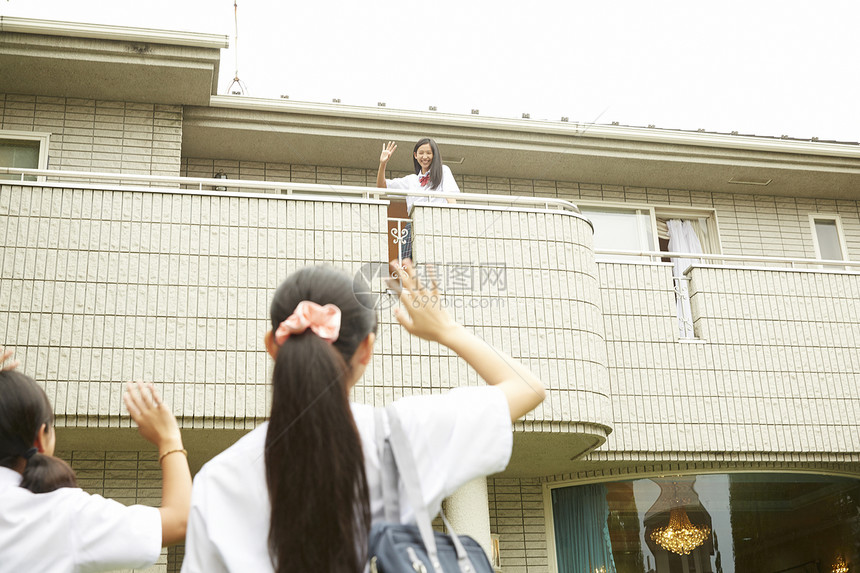 去朋友家学习的女高中生图片