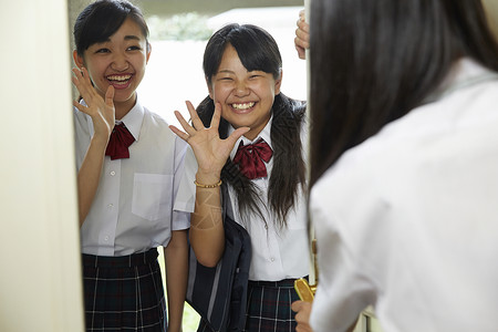 在朋友家学习的女高中生图片