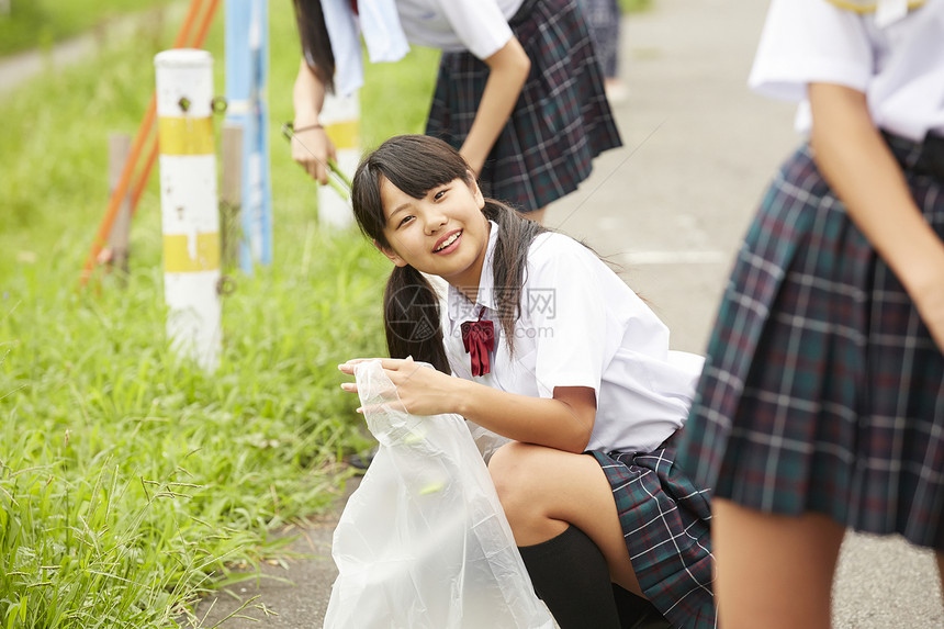 参加环保志愿者活动的高中女生图片