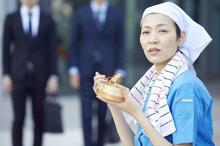  户外吃饭的清洁工人图片