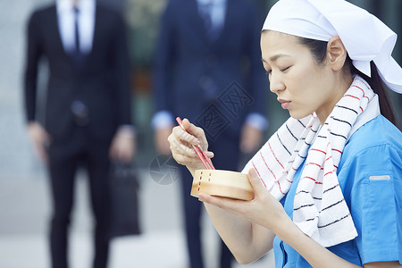  吃饭的清洁工人图片