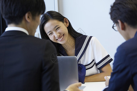 开心的学生图片