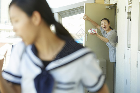 妈妈让出门的女儿拿便当图片