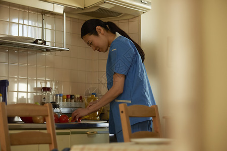 中年妇女正在厨房做饭图片