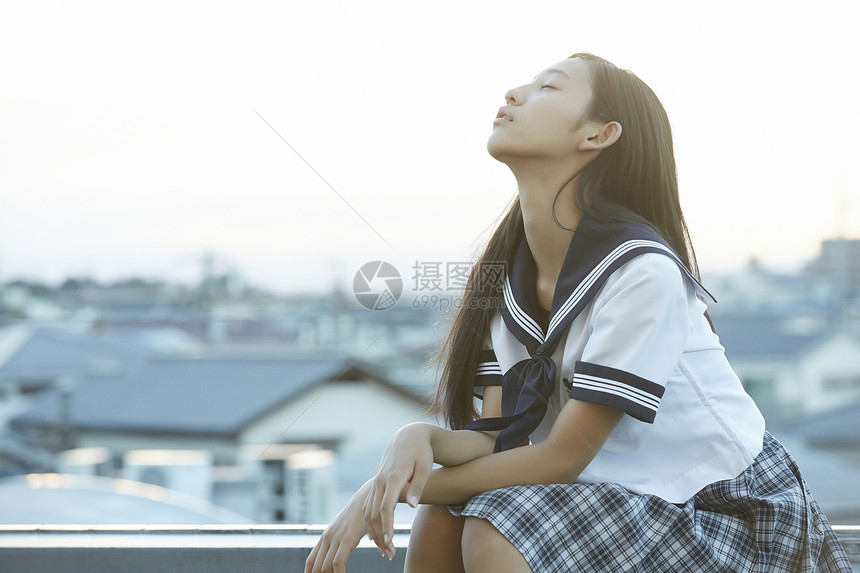 水手服女孩的肖像图片