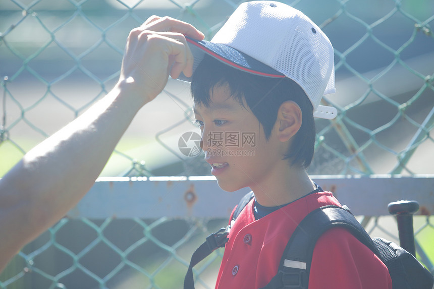带棒球帽的小男孩图片