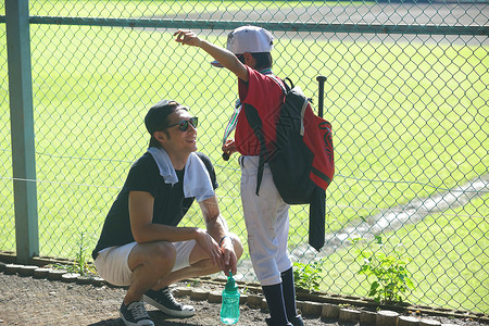 父亲鼓励儿子学习棒球追逐梦想图片
