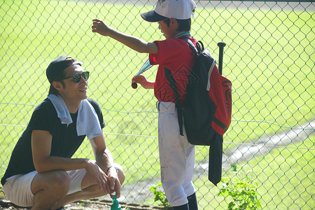 棒球小男孩向父亲展示金牌追逐梦想图片