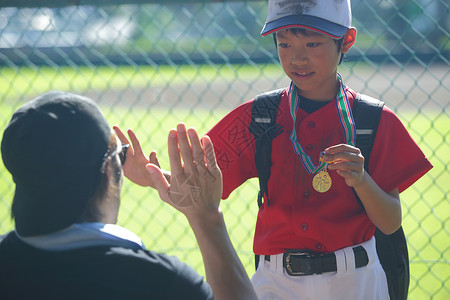 金牌父亲棒球男孩追逐梦想成功获得金牌背景