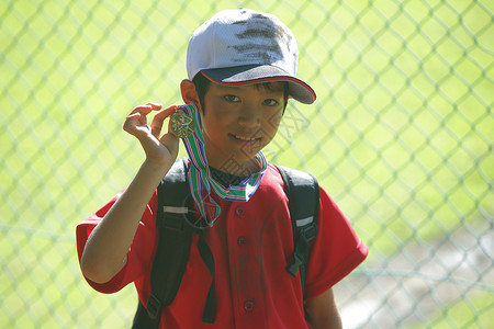 红色棒球帽一个穿运动装的棒球男孩背景