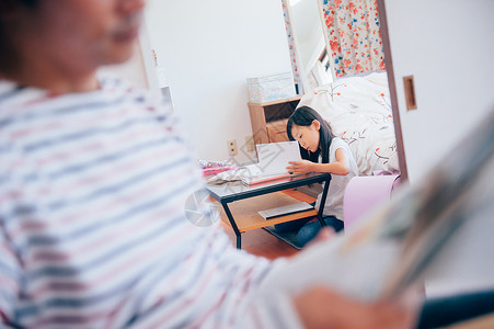 女孩居家写作业图片