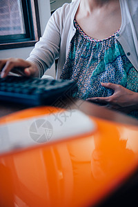 孕妇上班操作电脑特写图片