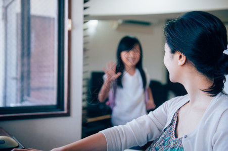 孕妇妈妈目送女儿上学图片