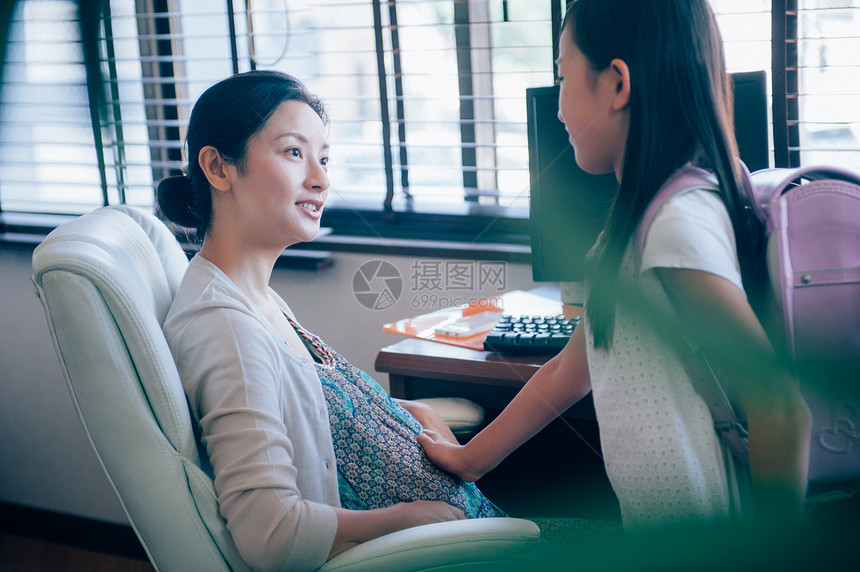 孕妇妈妈目送女儿上学图片