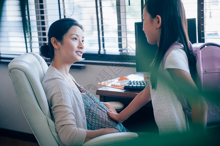 孕妇妈妈目送女儿上学图片