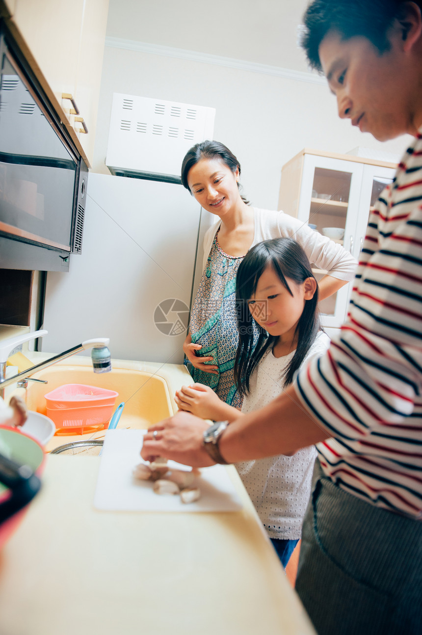 父女为二胎妈妈制作料理图片