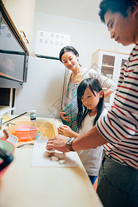 父女为二胎妈妈制作料理图片