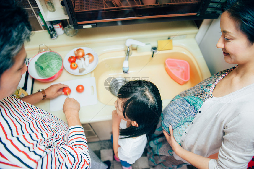 父女为二胎妈妈制作料理图片