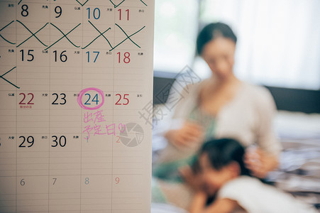 日历上的预产期和背景里的孕妇形象图片