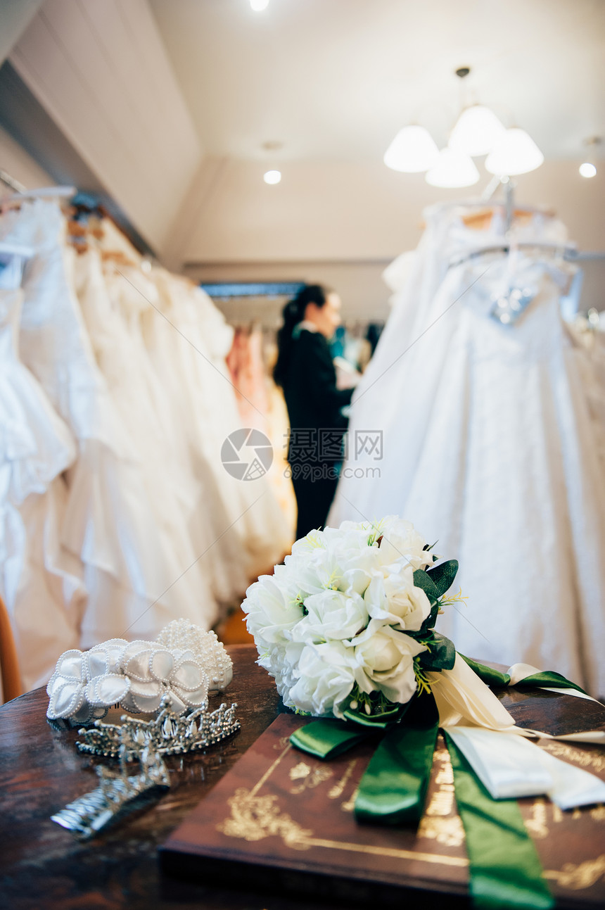 婚礼策划师选婚纱图片