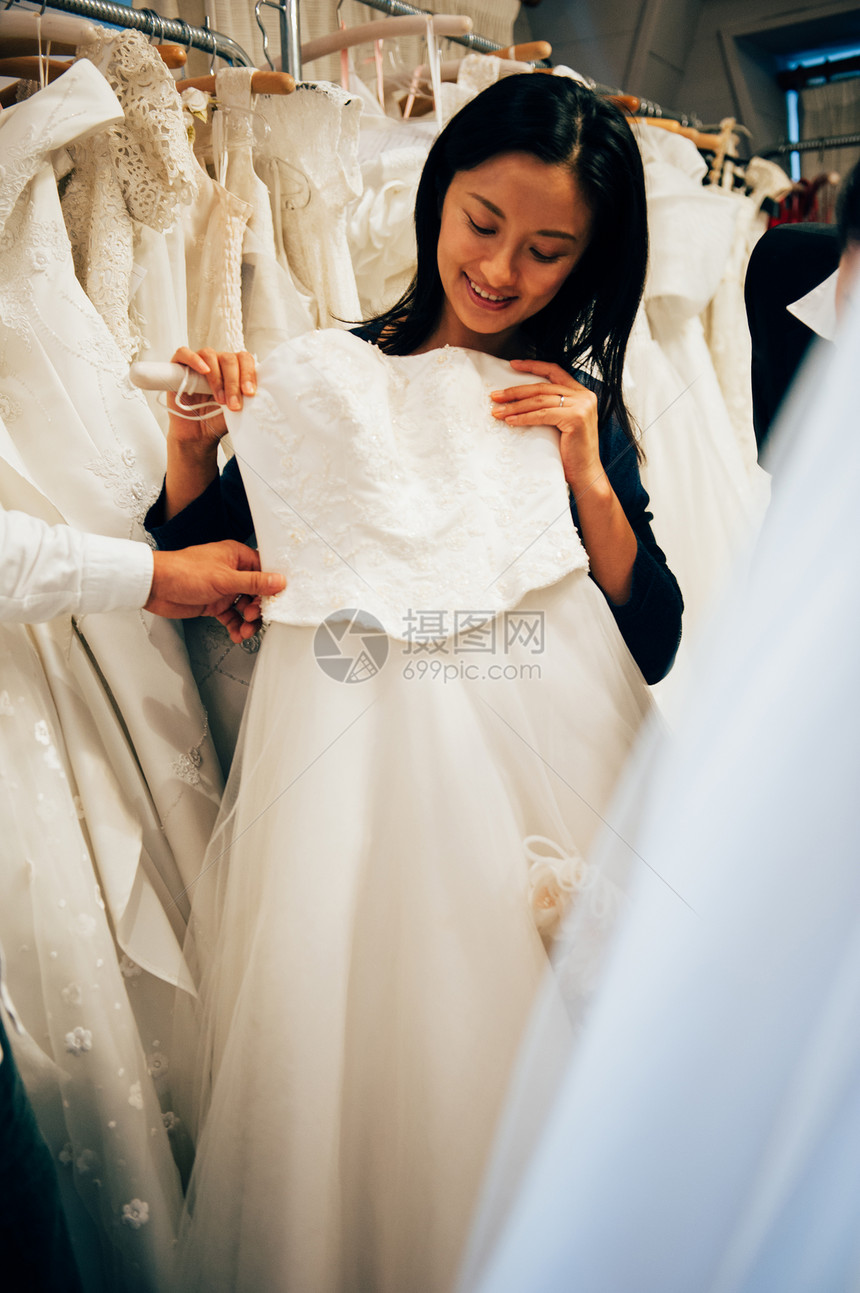新郎新娘挑选婚纱图片