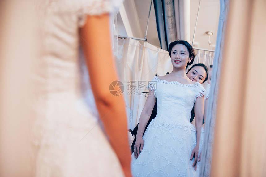 年轻女性婚纱店试婚纱图片