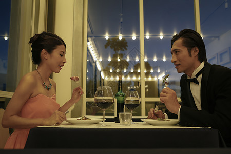  共同吃晚餐的男和女人图片