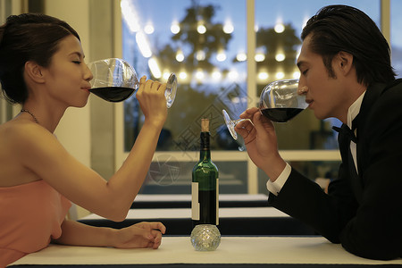  喝红酒的男人和女人图片