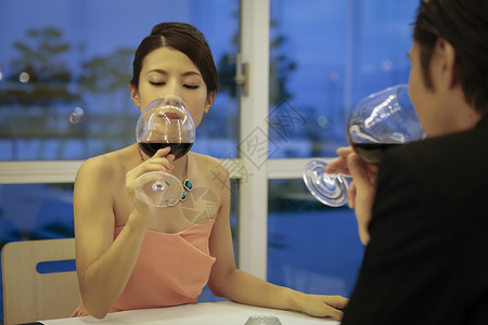  喝红酒的女性图片
