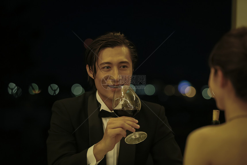  喝红酒的男性图片