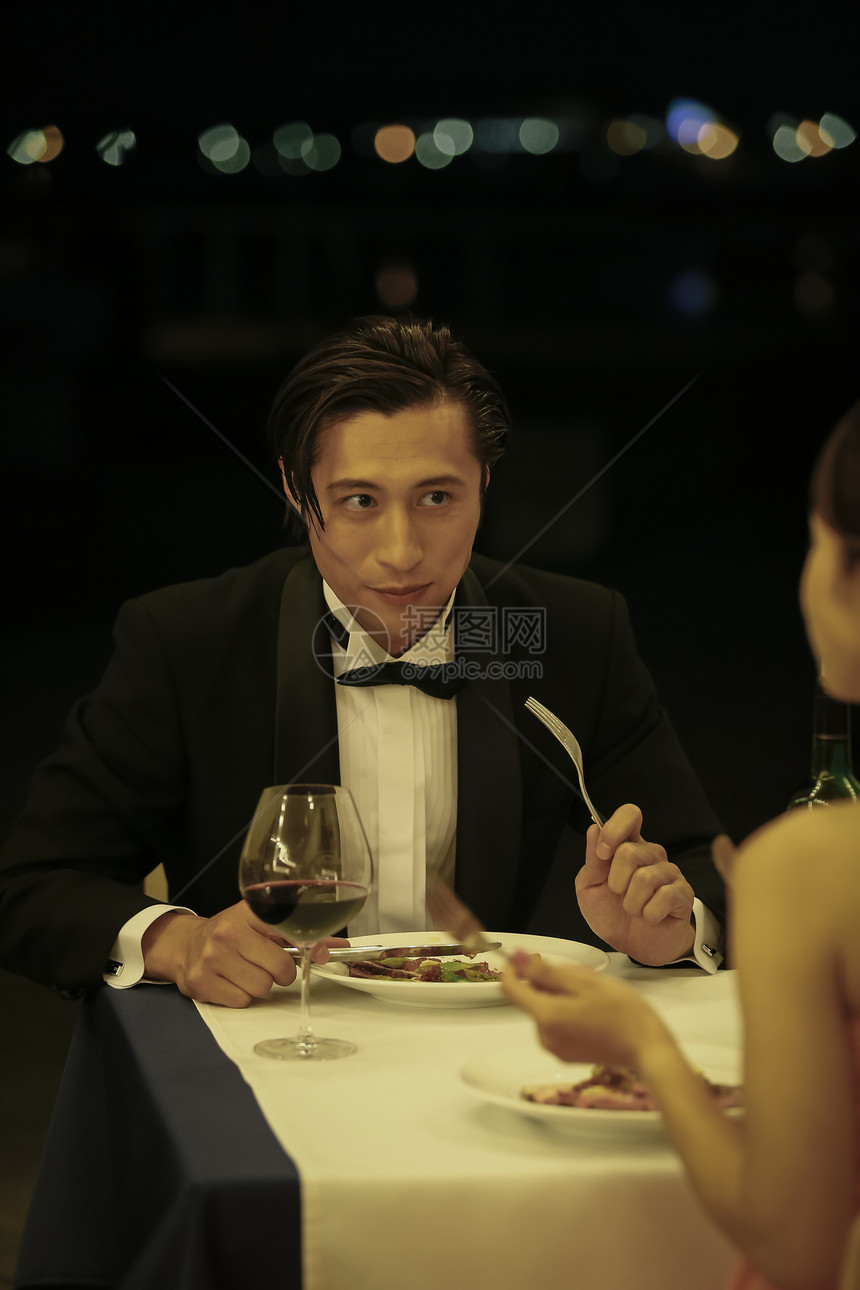  吃晚餐约会的男性图片