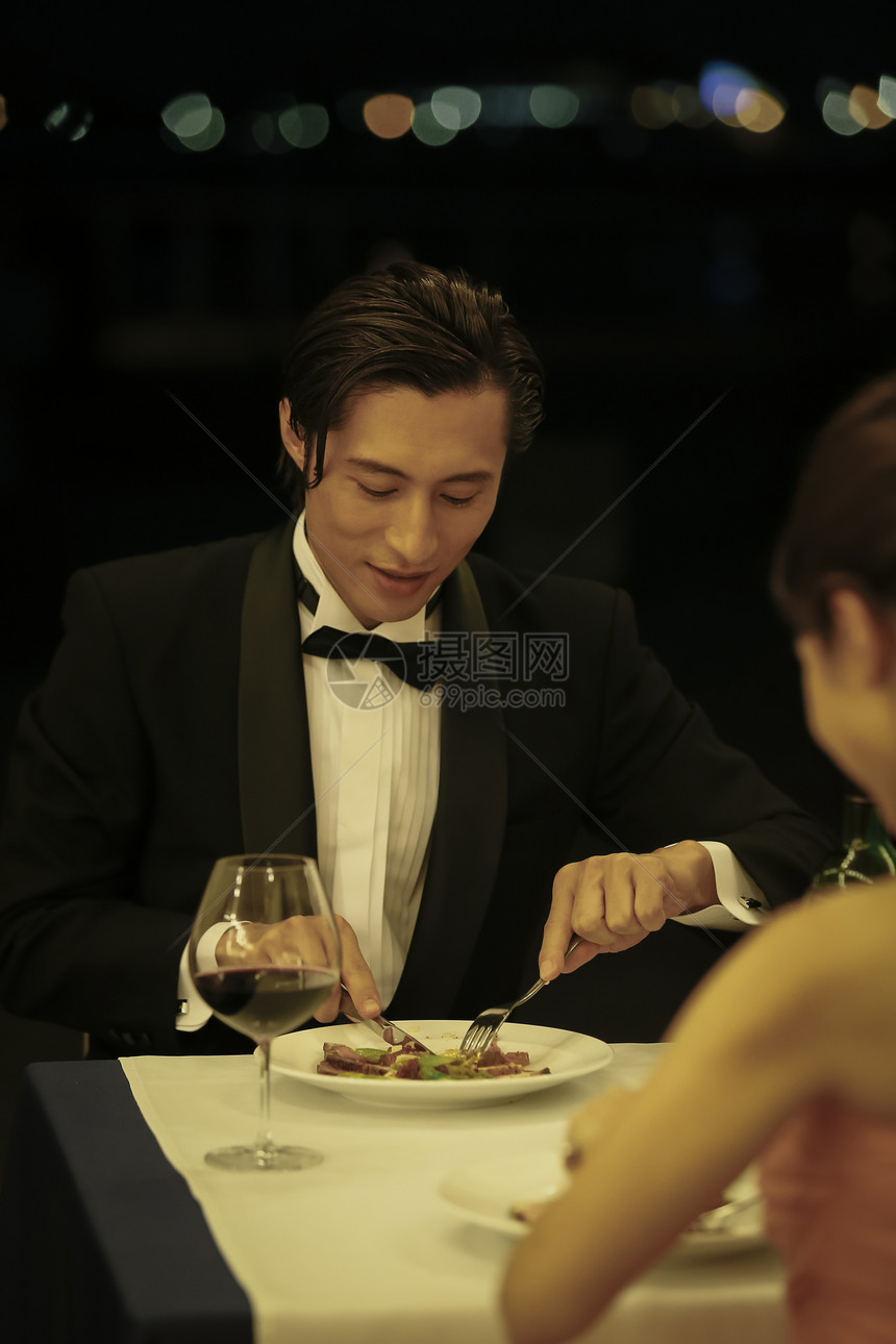 吃晚餐的男性 图片